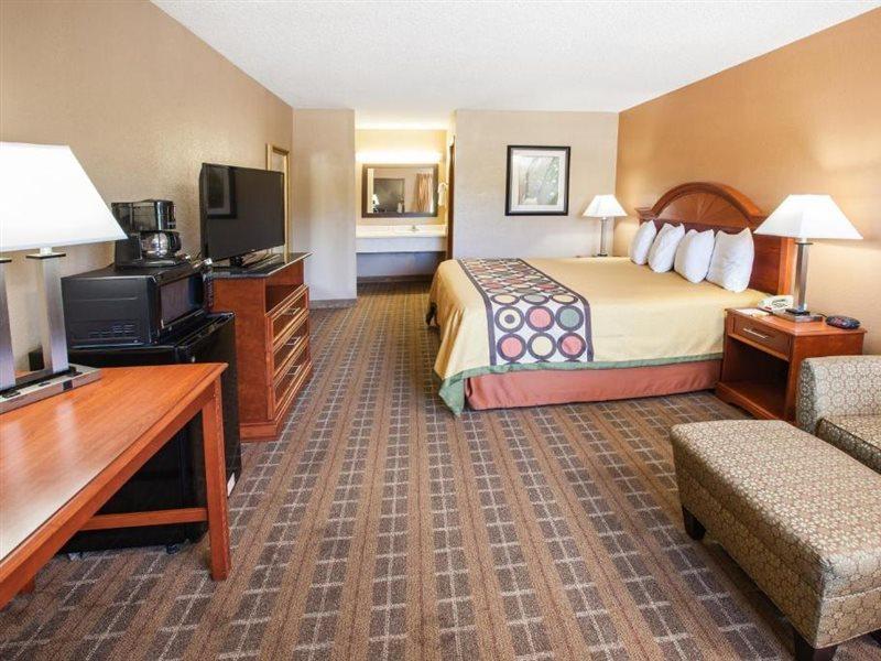 Super 8 By Wyndham Clinton Otel Dış mekan fotoğraf