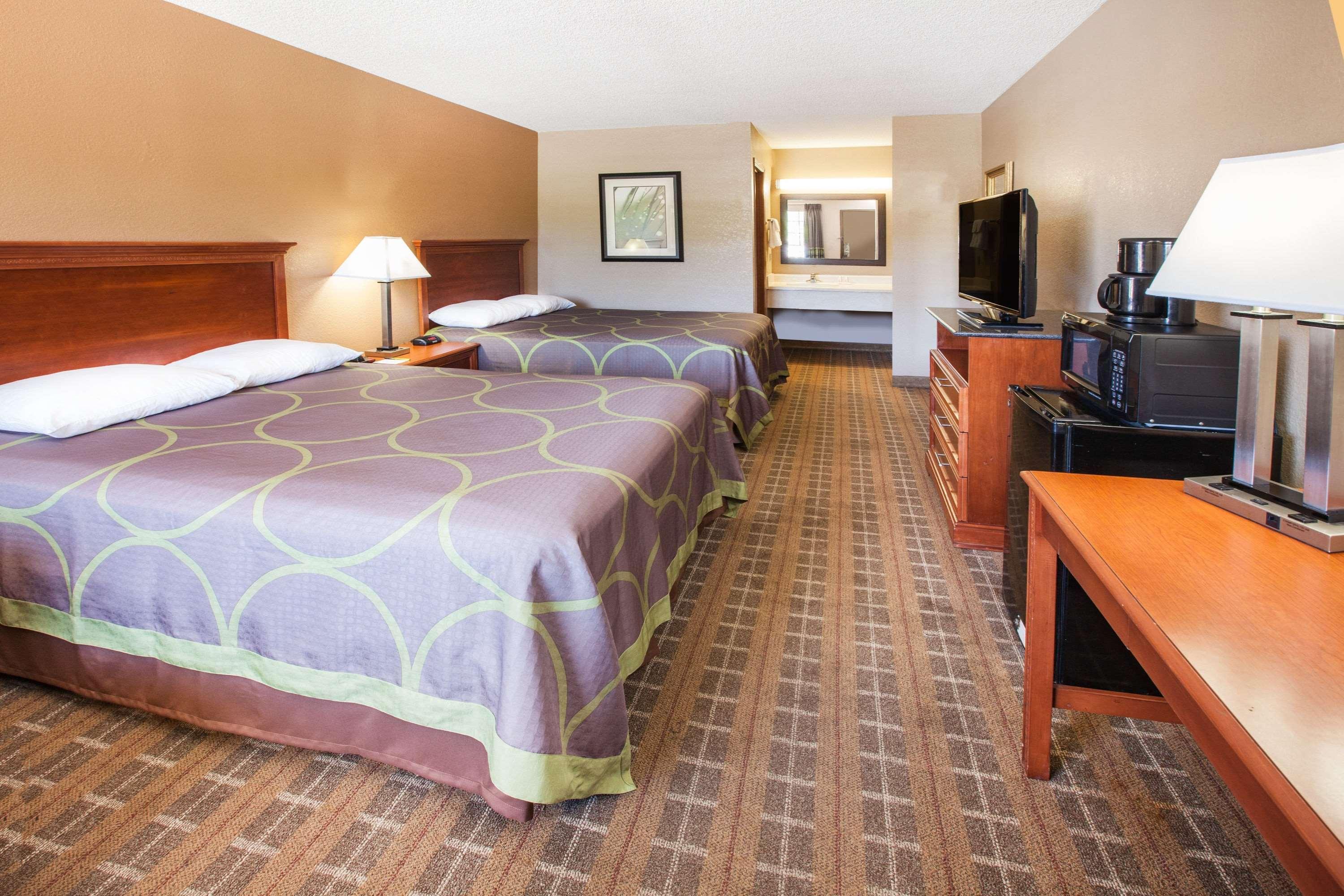 Super 8 By Wyndham Clinton Otel Dış mekan fotoğraf