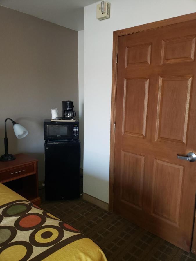 Super 8 By Wyndham Clinton Otel Dış mekan fotoğraf