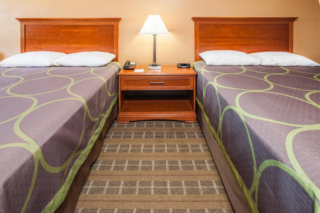 Super 8 By Wyndham Clinton Otel Dış mekan fotoğraf